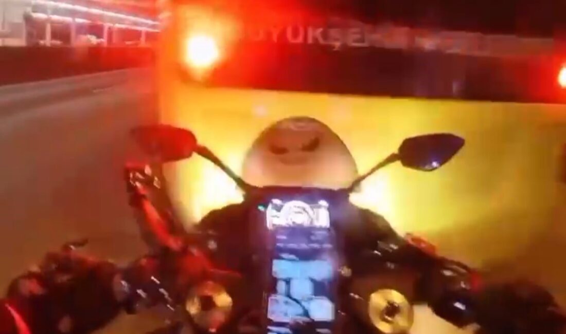 Bir motosiklet, Bursa’nın Yıldırım ilçesinde trafikte duran bir belediye otobüsüne