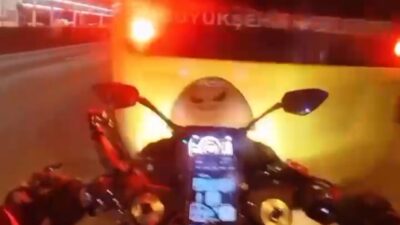 Bir motosiklet, Bursa’nın Yıldırım ilçesinde trafikte duran bir belediye otobüsüne