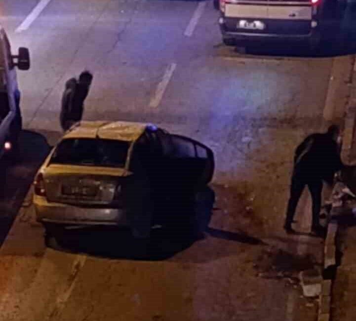 Ankara’nın Elmadağ ilçesinde yoldaki çukur nedeniyle kaldırıma çarpıp devrilen araçtaki