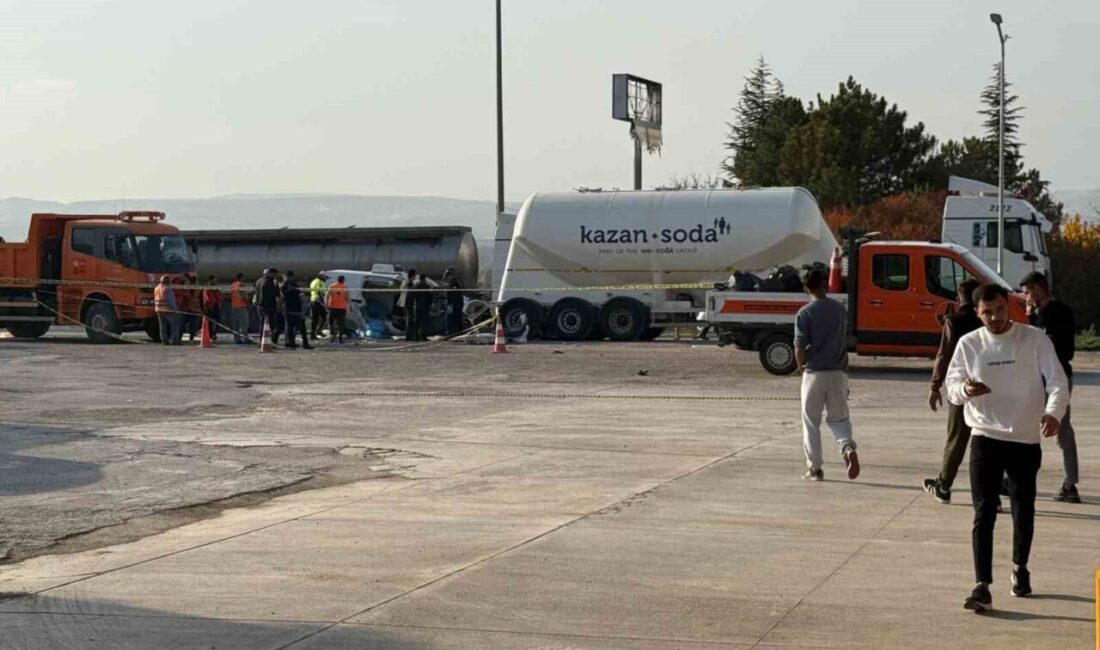 Ankara’da sürücüsünün kontrolünü kaybettiği otomobil, park halindeki tırın çekicisine arkadan