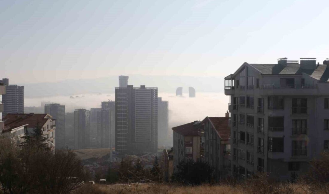 Ankara’nın Çankaya ilçesinin yüksek kesimlerinde sis etkili oldu. Sabah saatlerinde