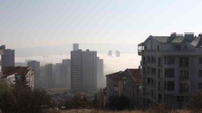 Ankara’nın Çankaya ilçesinin yüksek kesimlerinde sis etkili oldu. Sabah saatlerinde