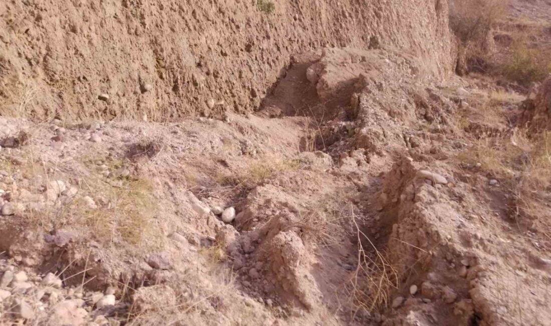 Ankara’nın Beypazarı ilçesi Adaören Mahallesi’nde toprak kayması meydana gelen yol,