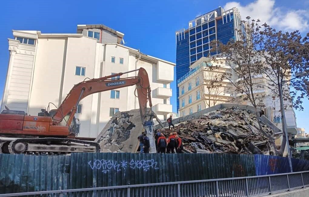 Ankara’da kontrollü yıkım çalışması yapılan 5 katlı binada çökme meydana
