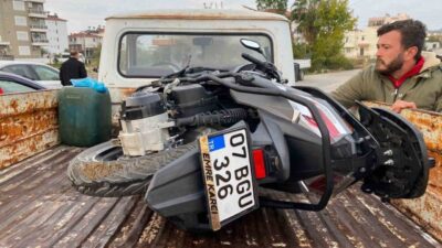 Serik ilçesinde meydana gelen trafik kazasında otomobil ile motosiklet çarpıştı