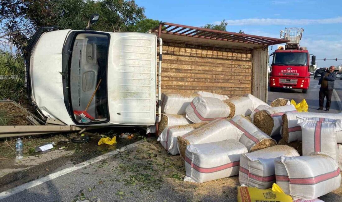 Serik ilçesinde meydana gelen bir kaza sonucunda saman dolu kamyonet