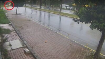 Manavgat ilçesinde seyir halindeyken alev alan bir aracın sürücüsünün ciddi