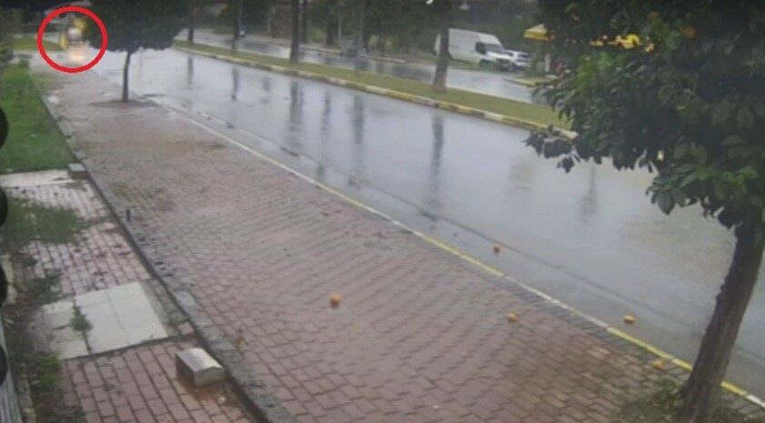 Manavgat ilçesinde seyir halindeyken alev alan bir aracın sürücüsünün ciddi