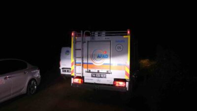Sakarya ilinin Serdivan ilçesinde, bir aracın yanında tüfek ve kan