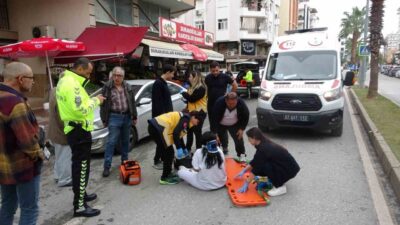 Antalya’nın Manavgat ilçesinde meydana gelen trafik kazasında, park halindeki bir