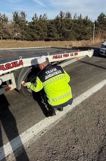 Ardahan’da jandarma ekipleri, kış lastiği denetimleri gerçekleştirdi. Ardahan İl Jandarma