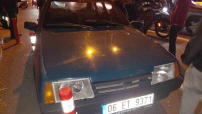 Ankara’nın Çankaya ilçesinde arızalanan otomobilinden inen bir kişi, halk otobüsünün