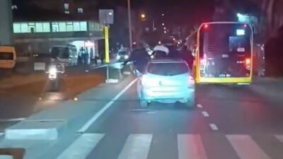 İstanbul’un Arnavutköy ilçesinde, bir grup genç hareket halindeki bir aracın
