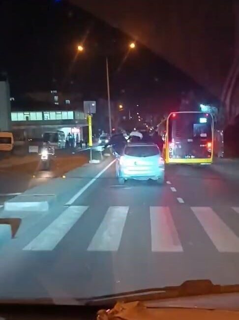 İstanbul’un Arnavutköy ilçesinde, bir grup genç hareket halindeki bir aracın