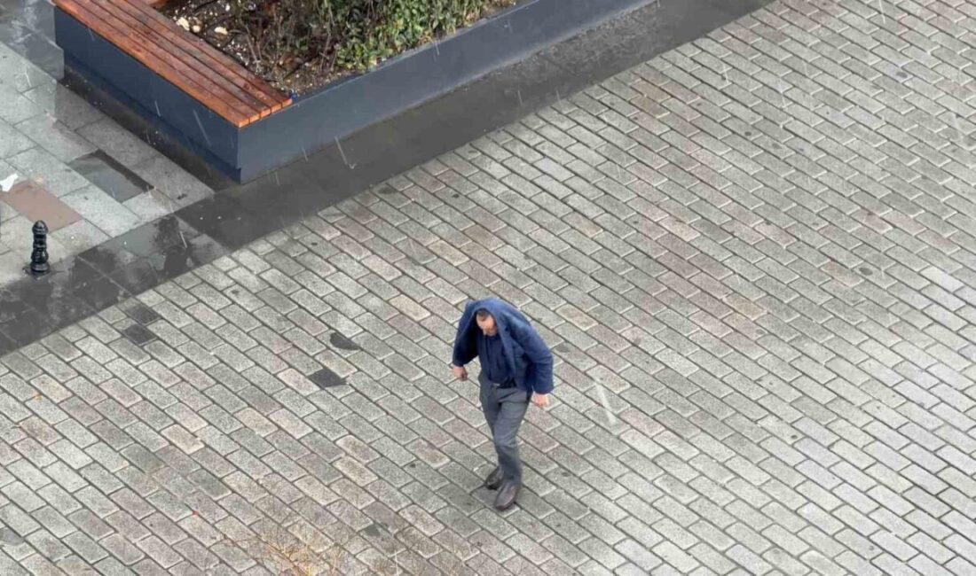 İstanbul’un Arnavutköy ilçesinde anlık olarak başlayan dolu yağışı, bölge sakinlerine