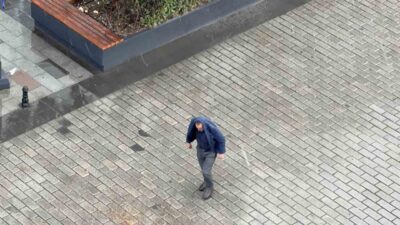 İstanbul’un Arnavutköy ilçesinde anlık olarak başlayan dolu yağışı, bölge sakinlerine
