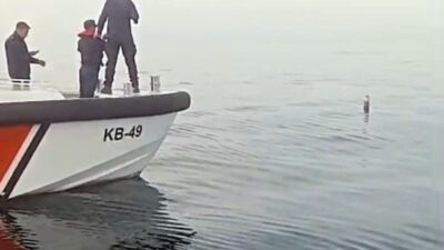 Hopa ilçesine bağlı Artvin açıklarında bir grup balıkçı, denizde su
