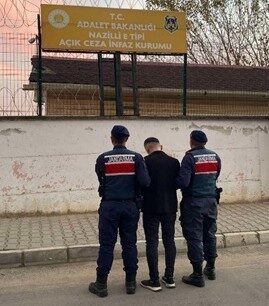 Aydın’ın Kuşadası ve Efeler ilçelerinde, farklı suçlardan aranan iki kişi