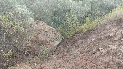 Ayvacık ilçesinde yaşanan sağanak yağışlar nedeniyle Sazlı köyü sahil yolu