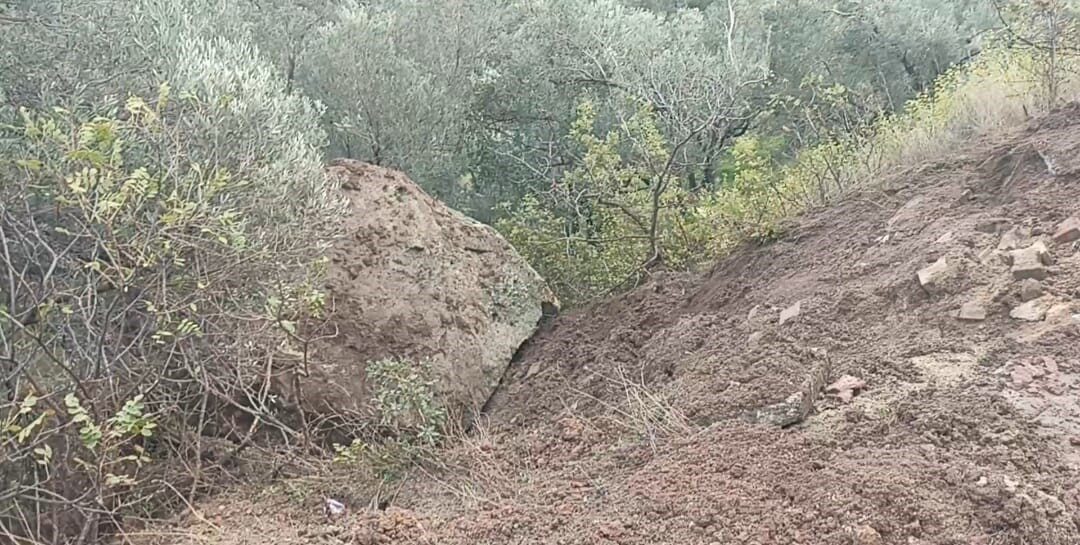 Ayvacık ilçesinde yaşanan sağanak yağışlar nedeniyle Sazlı köyü sahil yolu