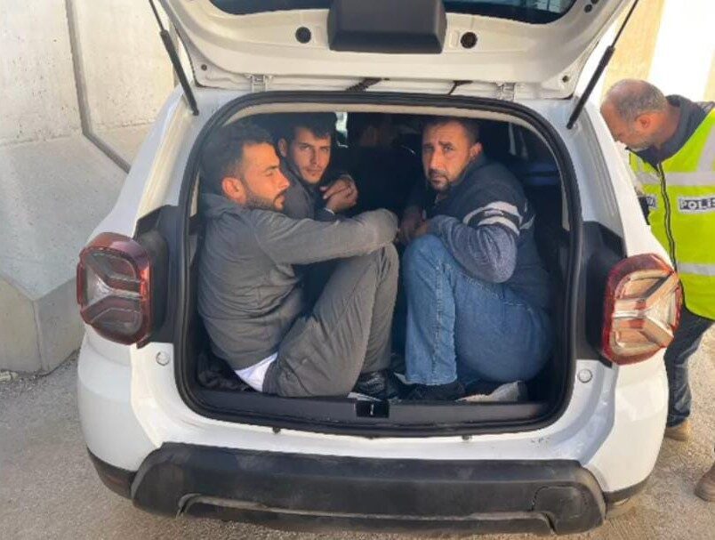 Hatay’da polis ekipleri tarafından gerçekleştirilen operasyonlarda, 12 göçmenin bulunduğu iki