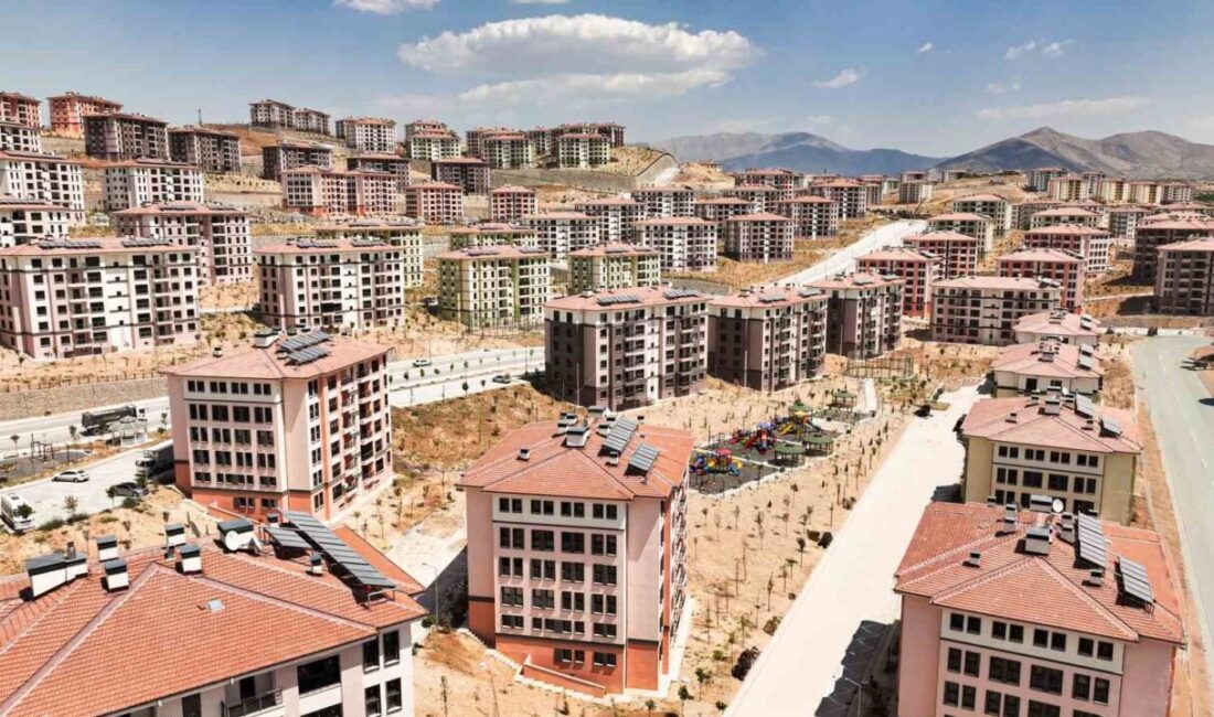 Çevre, Şehircilik ve İklim Değişikliği Bakanı Murat Kurum, deprem bölgesinde