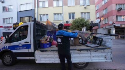 Balıkesir Büyükşehir Belediyesi Zabıta ekipleri, kentteki cadde ve sokaklardaki kaldırımları