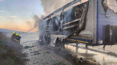 Balıkesir-Bandırma karayolunda seyir halindeki karton yüklü bir tırın dorsesi üzerinde