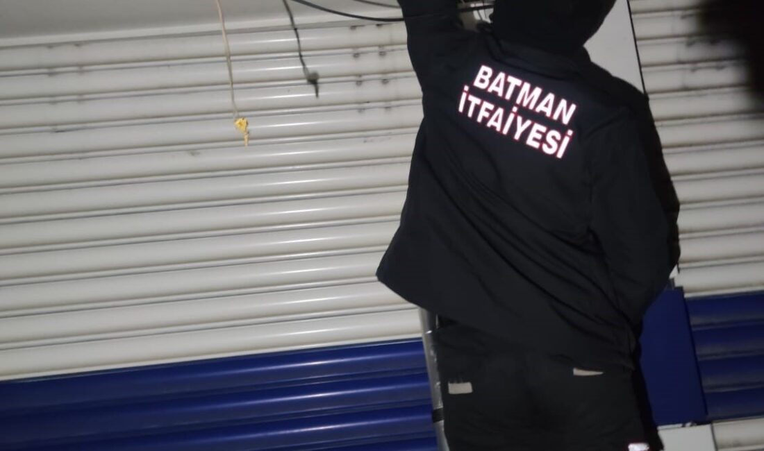 Batman’da Pazaryeri Mahallesi’nde bulunan bir kuaför dükkanında, elektrikli kapı sisteminde