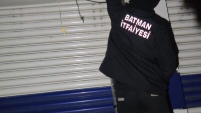 Batman’da Pazaryeri Mahallesi’nde bulunan bir kuaför dükkanında, elektrikli kapı sisteminde