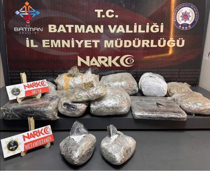 Batman’da narkotik ekipleri tarafından durdurulan bir araçta, Hector adlı dedektif