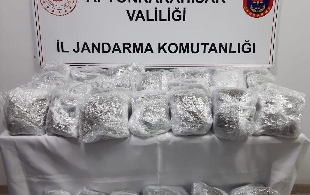 Afyonkarahisar’da jandarma ekipleri tarafından durdurulan bir araçta yapılan aramada yaklaşık