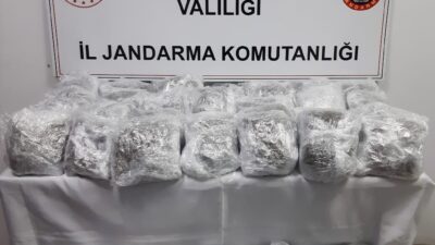 Afyonkarahisar’da jandarma ekipleri tarafından durdurulan bir araçta yapılan aramada yaklaşık