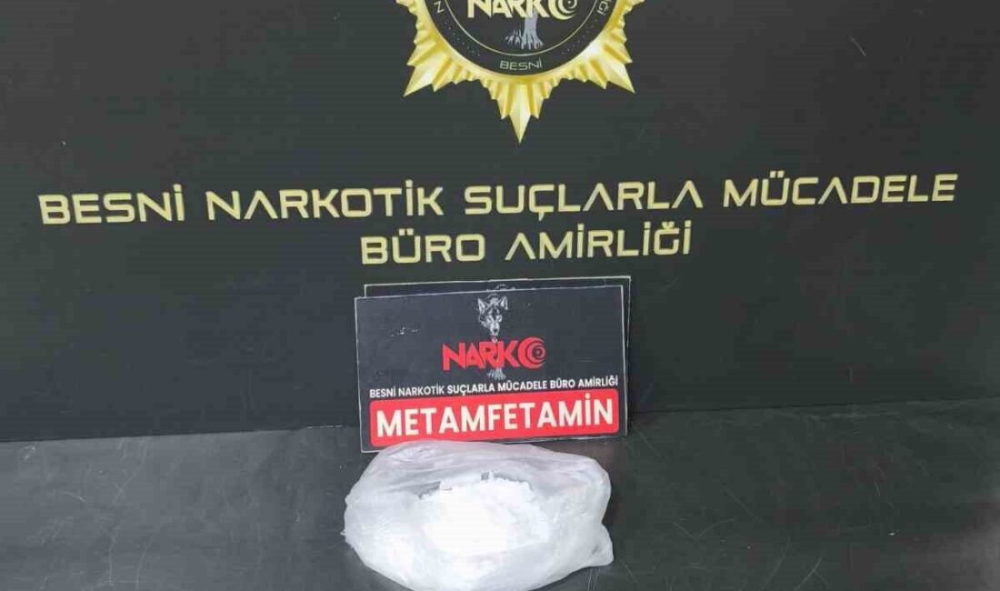 Besni ilçesinde, uyuşturucu madde taşıdıkları tespit edilen iki şahıs tutuklandı.