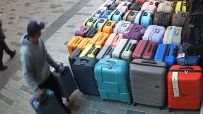 Bir kişi, Beyoğlu’nda bir iş yerinden iki valiz ve diğer