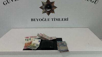 Beyoğlu’nda Güven Timleri, yankesicilik yapan şahsı suçüstü yakaladı. O anlar