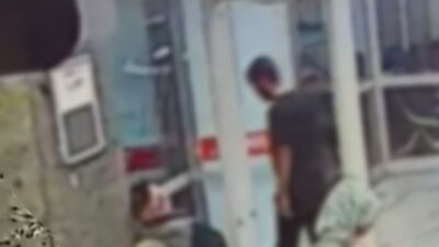 İstanbul’un Beyoğlu ilçesinde bir hastane bekleme salonunda bir kişinin cep