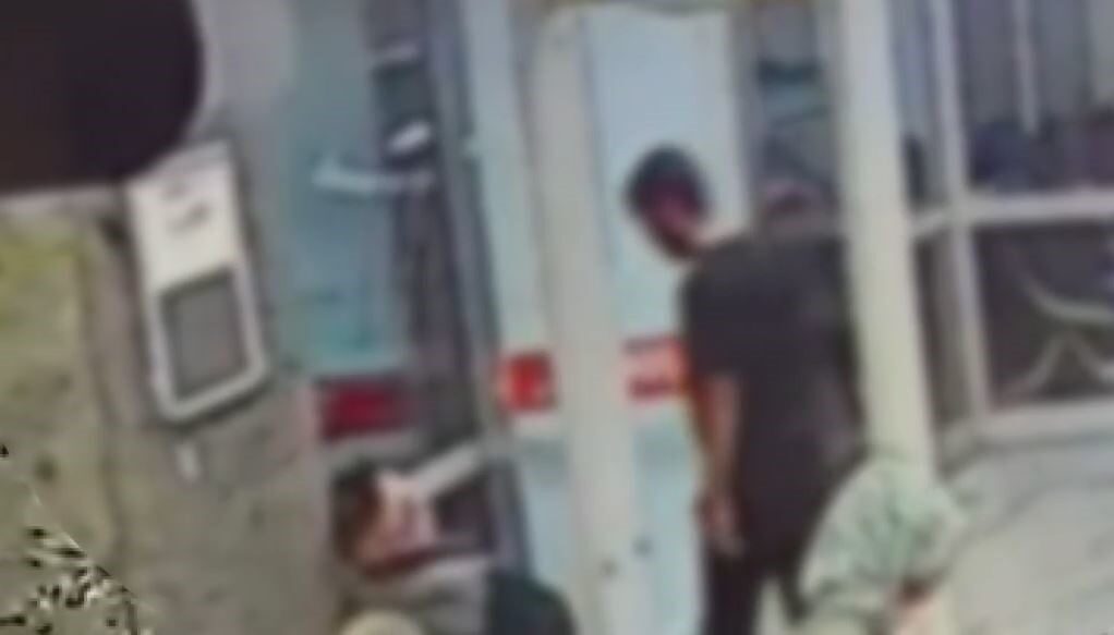 İstanbul’un Beyoğlu ilçesinde bir hastane bekleme salonunda bir kişinin cep