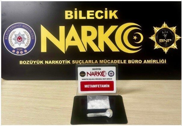 Bilecik’in Bozüyük ilçesinde gerçekleştirilen asayiş kontrolleri sırasında bir kişiden uyuşturucu
