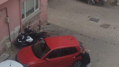 Bilecik’te bir sürücünün arabasını rastgele bir sokak arasına park etmesi