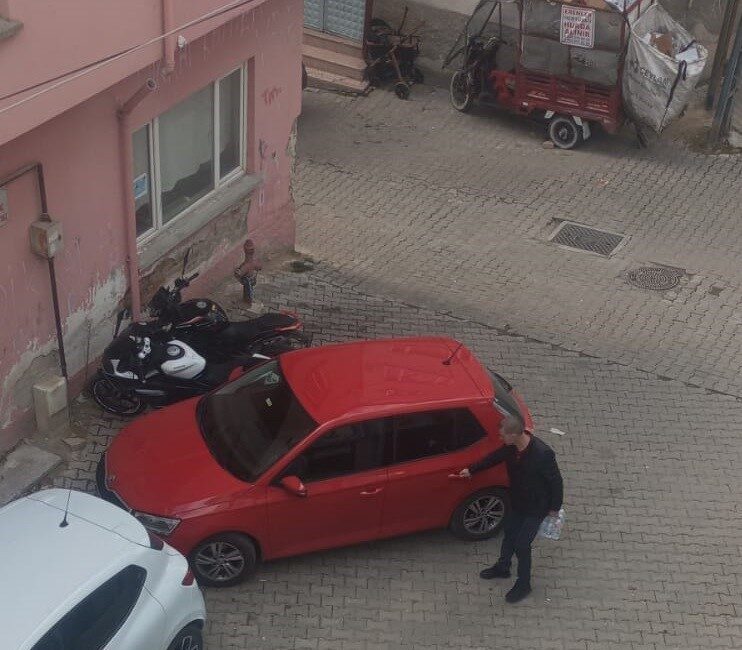 Bilecik’te bir sürücünün arabasını rastgele bir sokak arasına park etmesi