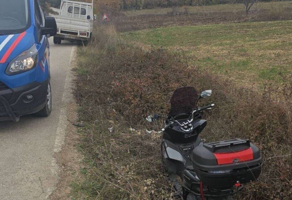 Bilecik’te yaşanan bir trafik kazasında, motosikletin devrilmesi sonucu 2 kişi