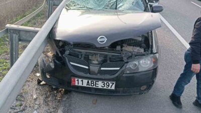 Bilecik’te seyir halinde kontrolden çıkan otomobil bariyerlere çarparken, meydana gelen