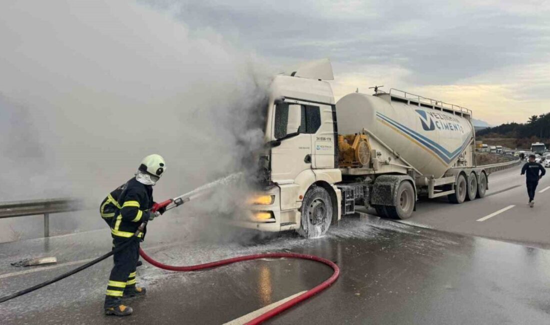 Bilecik’te seyir halindeki bir beton mikseri aniden alev aldı. Edinilen