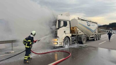 Bilecik’te seyir halindeki bir beton mikseri aniden alev aldı. Edinilen