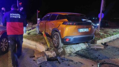 Bingöl’de meydana gelen trafik kazasında 2 otomobil çarpıştı ve 4