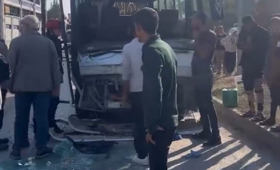 Adana’da meydana gelen trafik kazasında bir işçi servis midibüsü ile