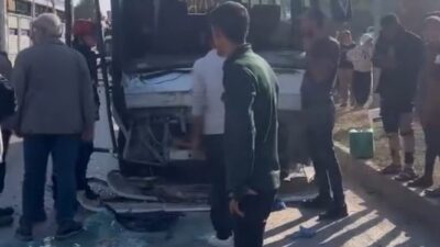 Adana’da meydana gelen trafik kazasında bir işçi servis midibüsü ile