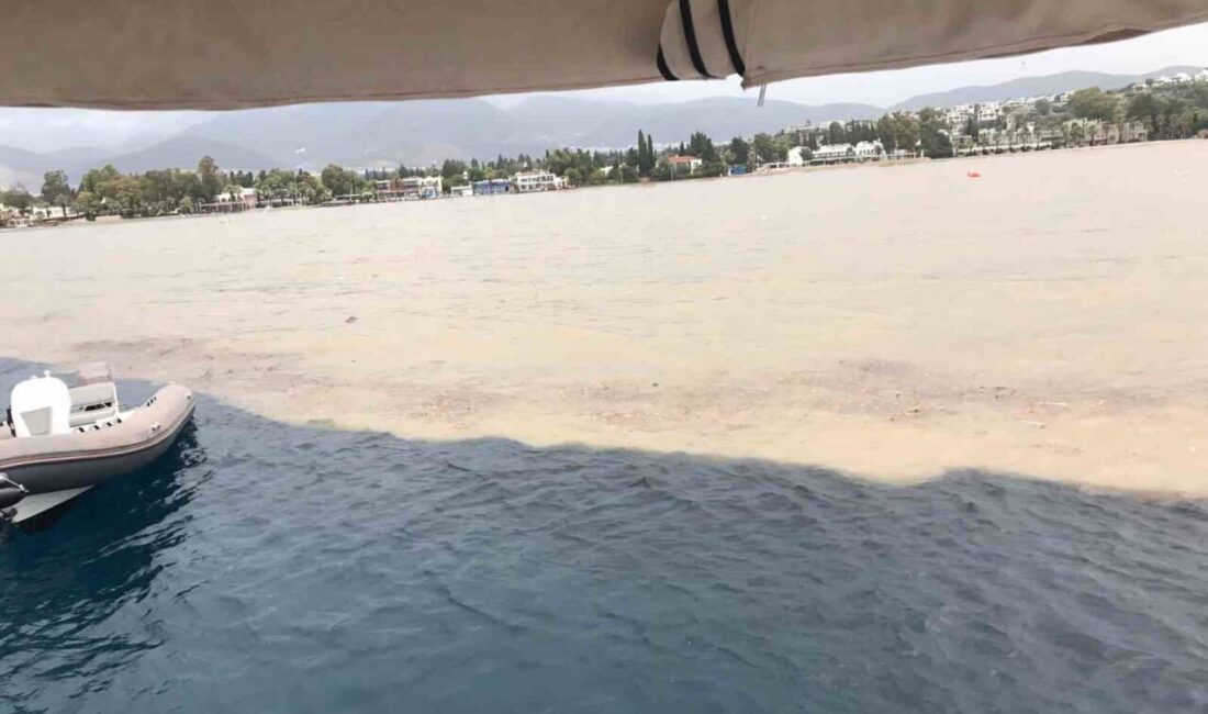 Bodrum ilçesinde sabah saatlerinde başlayan şiddetli yağış, denizin renginde değişikliğe