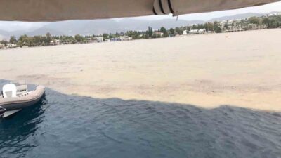 Bodrum ilçesinde sabah saatlerinde başlayan şiddetli yağış, denizin renginde değişikliğe